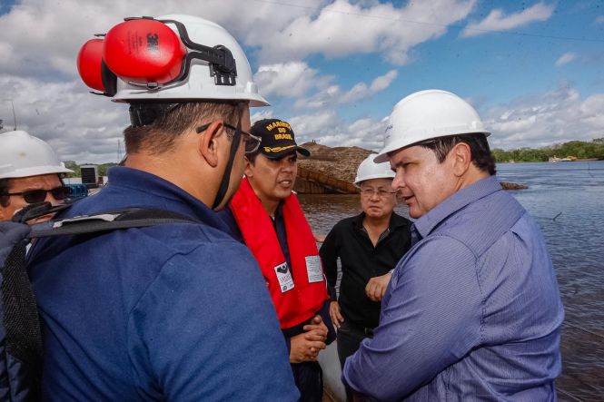A Marinha do Brasil aprovou, nesta sexta-feira (3), o Plano Técnico apresentado pela  Secretaria de Estado de Transportes  (Setran) para a movimentação dos destroços da ponte Rio Moju e da balsa que colidiu com a estrutura no dia 6 de abril. O projeto cumpre todas as etapas de segurança da área exigidas pela Capitania dos Portos, como o isolamento de cerca de 100 metros da área de navegação, a permanência no local somente dos envolvidos diretamente na operação, a elaboração de plano de contingência para evitar ou atuar em caso vazamento de óleo durante a movimentação dos destroços da balsa, entre outros. 

FOTO: WAGNER SANTANA / AGÊNCIA PARÁ
DATA: 03.05.2019
BELÉM - PARÁ <div class='credito_fotos'>Foto: Wagner Santana / Ag. Pará   |   <a href='/midias/2019/originais/def709a7-4c10-4580-b61f-d81b39c4925e.jpg' download><i class='fa-solid fa-download'></i> Download</a></div>