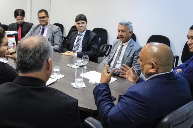Uma reunião realizada na manhã desta quarta-feira (13), entre dirigentes da Superintendência do Sistema Penitenciário do Estado (Susipe) e representantes da Polícia Federal (PF), discutiu o planejamento para a implementação da coleta biométrica de presos no Pará. Mais de 19 mil presos no Pará devem ser inseridos em um banco de dados com as informações digitais.

FOTO: ASCOM / SUSIPE
DATA: 14.03.2019
BELÉM - PA <div class='credito_fotos'>Foto: ASCOM / SUSIPE   |   <a href='/midias/2019/originais/df021a13-4591-4448-9462-049e99943e6f.jpg' download><i class='fa-solid fa-download'></i> Download</a></div>