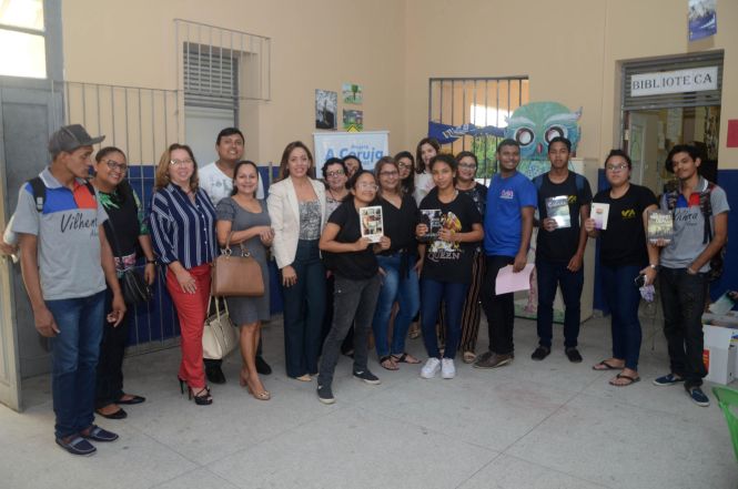 O Tribunal Regional do Trabalho da 8ª região (TRT8) iniciou, nesta quarta-feira (8) uma ação de combate ao trabalho infantil por meio da leitura, visando criar no aluno o hábito de ler e fazendo com que o tempo fora da escola seja ocupado de forma positiva. Com o nome “A Coruja vai aos Bairros”, o projeto vai ser implantado em Escolas Estaduais, Municipais e Comunidades Carentes da Região Metropolitana de Belém.

FOTO: ELISEU DIAS / ASCOM SEDUC
DATA: 09.05.2019
BELÉM - PARÁ <div class='credito_fotos'>Foto: Eliseu Dias / Ascom Seduc   |   <a href='/midias/2019/originais/df0ccf89-369a-4cf5-873c-ff786150d8da.jpg' download><i class='fa-solid fa-download'></i> Download</a></div>