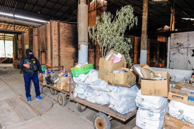 A Polícia Civil do Pará incinerou, na manhã desta segunda-feira (11), cerca de uma tonelada de drogas, dentre elas maconha, cocaína e derivados. A incineração foi realizada em uma indústria de cerâmica, localizada em Marituba, região metropolitana de Belém, após autorização judicial. Segundo o delegado Augusto Potiguar, diretor da Divisão Estadual de Narcóticos (Danarc), a maior parte das drogas foi apreendida no início deste ano e outra parte no primeiro semestre do ano passado, como resultado de operações policiais de combate ao tráfico de drogas. A incineração contou com as presenças de representantes do Ministério Público do Estado e Vigilância Sanitária.

FOTO: ASCOM / POLÍCIA CIVIL
DATA: 11.03.2019
BELÉM - PA <div class='credito_fotos'>Foto: Ascom / Polícia Civil   |   <a href='/midias/2019/originais/df1b8b5a-eca5-47e0-b1b4-3a777efd85b7.jpg' download><i class='fa-solid fa-download'></i> Download</a></div>