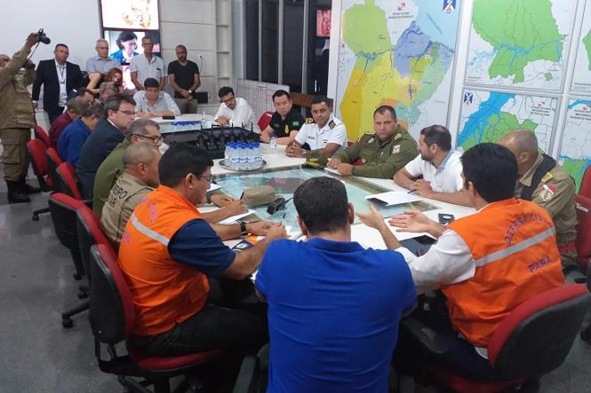 Obras emergenciais em portos de Belém e Barcarena, recuperação de estradas e um planejamento estratégico para a retomada do tráfego em sua totalidade na Alça Viária estão entre as principais medidas já iniciadas pelo Governo do Pará neste sábado (6), após a queda de 268 metros da ponte Rio Moju. Uma reunião com representantes de diversos órgãos estaduais foi convocada pelo governador Helder Barbalho nesta noite, no gabinete de crise montado no Comando Geral do Corpo de Bombeiros, na capital. O objetivo foi monitorar as ações já executadas e planejar as próximas a serem tomadas nos próximos dias.

FOTO: FERNANDO ARAÚJO / AGÊNCIA PARÁ
DATA: 07.04.2019
BELÉM - PA <div class='credito_fotos'>Foto: Fernando Araújo / agência Pará   |   <a href='/midias/2019/originais/df1df6d9-f393-4f62-8644-e887797f10c2.jpg' download><i class='fa-solid fa-download'></i> Download</a></div>