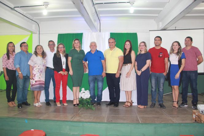 Mais de 80 profissionais de 15 municípios do interior do Estado estiveram reunidos, na última terça-feira (23), no auditório da Universidade Aberta de Bragança, no nordeste do Pará. O evento promoveu o diálogo sobre os desafios e as especificidades na execução do atendimento socioeducativo em meio aberto, de responsabilidade dos municípios. Trata-se do “Encontro Regional da Socioeducação” da Região do Rio Caeté, promovido pelo Governo do Estado, por meio da Fundação de Atendimento Socioeducativo do Pará (Fasepa).

FOTO: ASCOM / FASEPA
DATA: 24.04.2019
BELÉM - PARÁ <div class='credito_fotos'>Foto: ASCOM / FASEPA   |   <a href='/midias/2019/originais/df3294b2-2bfd-4b15-9ee0-fec8ec0f38b0.jpg' download><i class='fa-solid fa-download'></i> Download</a></div>