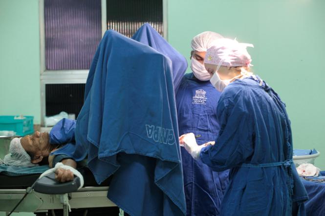 Desde 2014 a aposentada Irene Mariano Melo, de 71 anos, tentava conseguir fazer, na Santa Casa de Misericórdia, a cirurgia para se livrar de uma incontinência urinária que há tempos atrapalhava sua rotina. No início do ano passado, chegou a ficar internada no hospital por cinco dias para fazer o procedimento, que acabou sendo cancelado. Hoje a espera acabou. A paciente foi uma das atendidas pelo mutirão de cirurgias ginecológicas que, só neste sábado, 2, conseguiu atender outras nove mulheres em situação semelhante a de Irene.

FOTO: RICARDO AMANAJÁS/AG. PARÁ
DATA: 31.01.2019
BELÉM - PARÁ <div class='credito_fotos'>Foto: Ricardo Amanajás / Ag. Pará   |   <a href='/midias/2019/originais/df408507-b8ba-43cc-a7da-434a5513f26b.jpg' download><i class='fa-solid fa-download'></i> Download</a></div>