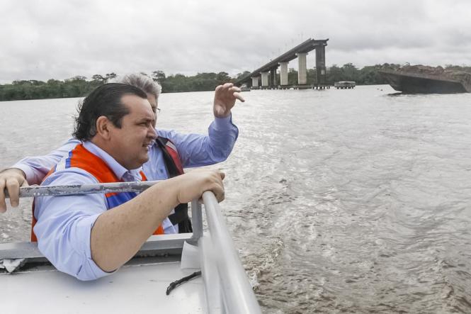 A equipe técnica da Secretaria de  Estado de Transportes (Setran), comandada pelo titular da pasta, Pádua Andrade, vistoriou, junto com o presidente do Conselho Regional de Engenharia (Crea-PA), Carlos Renato Milhomem Chaves, e o professor da Universidade de São Paulo (USP), Pedro Afonso de Oliveira Almeida, especialista em estruturas de pontes e pós doutor pela Universidade Politécnica da Catalunya, a estrutura da ponte Rio Mojú que desabou na madrugada deste sábado (6).

FOTO: FERNANDO ARAÚJO / AGÊNCIA PARÁ
DATA: 07.04.2019
MOJU - PA <div class='credito_fotos'>Foto: Fernando Araújo/Ag. Pará   |   <a href='/midias/2019/originais/df6317d8-232c-4a54-a95e-2341b64fca4a.jpg' download><i class='fa-solid fa-download'></i> Download</a></div>