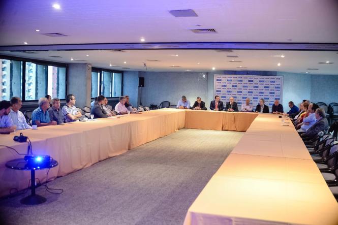 O secretário de Transportes do Estado, Pádua Andrade, esteve reunido nesta terça-feira, 12, com representantes do setor produtivo paraense na sede da Federação das Indústrias do Estado do Pará (Fiepa). O encontro, que reuniu empresários de vários segmentos da indústria, teve a frente o vice-presidente da Fiepa, José Maria Mendonça. Também estiveram presentes, Lutfala Bitar, presidente da Companhia de Desenvolvimento Econômico (Codec), Eduardo Ribeiro, coordenador do Núcleo de Gerenciamento do Transporte Metropolitano (NGTM), João Bosco Lobo, secretário-adjunto da Setran, empresários de vários segmentos dos distritos industriais de Icoaraci, Ananindeua, Marabá e Barcarena, representantes da Universidade Federal do Pará (UFPA) e da Superintendência do Desenvolvimento da Amazônia (Sudam), entre outros.  

FOTO: DIVULGAÇÃO
DATA: 12.03.2019
BELÉM - PA <div class='credito_fotos'>Foto: Divulgação   |   <a href='/midias/2019/originais/df695462-0bcc-4979-83d3-1fe5df7a9d29.jpg' download><i class='fa-solid fa-download'></i> Download</a></div>