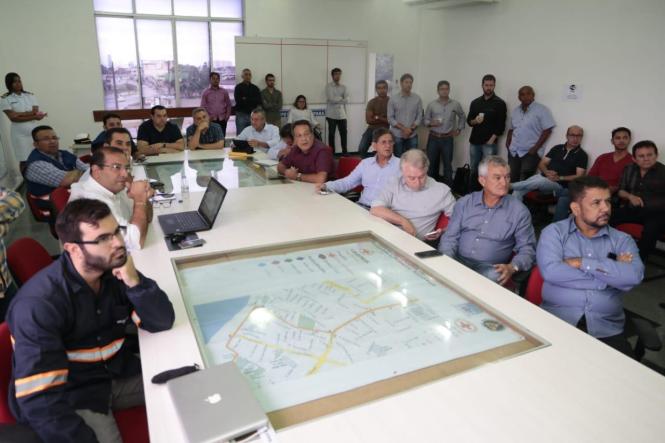 O Governo do Estado segue trabalhando para buscar maneiras de solucionar a questão do fluxo de cargas e passageiros, na capital e nos municípios atingidos pela queda de parte da ponte do Rio Moju. Neste domingo (14), representantes de vários órgãos envolvidos na ações emergenciais estiveram reunidos na sala de situação do Corpo de Bombeiros, em Belém, para conhecer alguns projetos apresentados como possíveis soluções ao problema de tráfego de veículos.

FOTO: RICARDO AMANAJÁS - AGÊNCIA PARÁ
DATA: 14.04.2019
BELÉM - PARÁ <div class='credito_fotos'>Foto: Ricardo Amanajás / Ag. Pará   |   <a href='/midias/2019/originais/df849fd1-3f7c-4ea7-9611-cac9018607b0.jpg' download><i class='fa-solid fa-download'></i> Download</a></div>