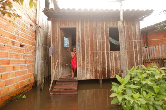 A Defesa Civil do Estado já está no município de São Domingos do Capim, no nordeste do Pará, que foi atingido por forte alagamento desde a última quinta-feira (21). 

FOTO: MAYCON NUNES / AGÊNCIA PARÁ
DATA: 23.03.2019
SÃO DOMINGOS DO CAPIM - PARÁ <div class='credito_fotos'>Foto: Maycon Nunes / Ag. Pará   |   <a href='/midias/2019/originais/dfb241dc-6a2e-4009-9a32-5b19c43ff389.jpg' download><i class='fa-solid fa-download'></i> Download</a></div>