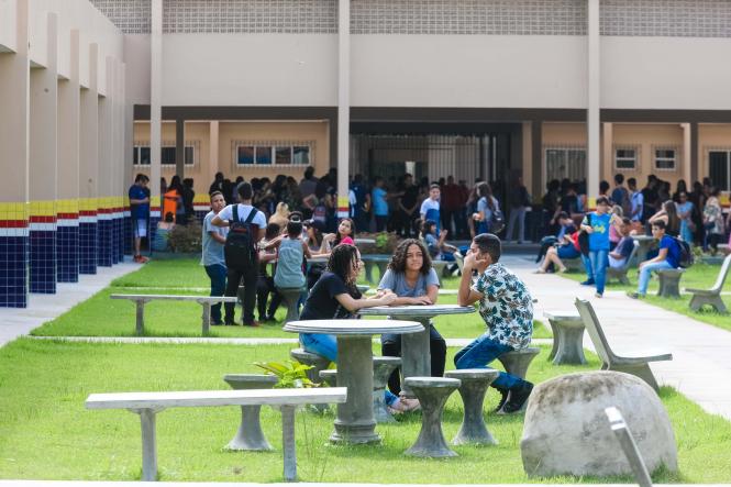 O Governo do Estado, por meio da Secretaria de Estado de Educação (Seduc), entregou mais uma escola totalmente reformada e ampliada para melhor comodidade de professores e alunos. Com mais de 1 mil alunos matriculados nos três turnos, a Escola Estadual de Ensino Fundamental e Médio Jarbas Passarinho, em Belém, iniciou o ano letivo com a entrega da obra de reforma e ampliação de todo o complexo da instituição. A reinauguração do espaço aconteceu na manhã de hoje, 21, com a presença do governador Helder Barbalho, do vice-governador Lúcio Vale, da secretária de educação, professora Leila Freire e de diversas autoridades.

FOTO: WAGNER SANTANA AGÊNCIA / PARÁ
DATA: 21.02.2019
BELÉM - PA <div class='credito_fotos'>Foto: Wagner Santana / Ag. Pará   |   <a href='/midias/2019/originais/dfb6a456-a140-4572-8c67-471bca5c86ae.jpg' download><i class='fa-solid fa-download'></i> Download</a></div>