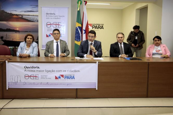 Em alusão ao Dia Nacional do Ouvidor, comemorado no último sábado (16), a Ouvidoria Geral do Estado (OGE), realizou no auditório da Casa Civil nesta segunda-feira (18), a palestra “Lei 13.460/2017 e a atuação do ouvidor na proteção e defesa dos usuários dos serviços públicos”, ministrada pelo representante da Controladoria/Ouvidoria Geral da União, Marcelo de Pádua.

FOTO: RICARDO AMANAJÁS / AGÊNCIA PARÁ
DATA: 18.03.2019
BELÉM - PA <div class='credito_fotos'>Foto: Ricardo Amanajás / Ag. Pará   |   <a href='/midias/2019/originais/dfbd035c-c07e-465f-8758-6fc5cc0a5002.jpg' download><i class='fa-solid fa-download'></i> Download</a></div>