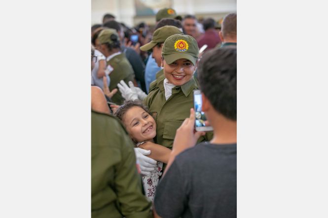 Durante dois dias, a cidade de Marabá, no Sudeste do Estado, esteve, mais uma vez, em destaque. A cidade sediou o I Encontro Regional de Educação e entregou a população 100 policiais militares, que a partir de hoje reforçarão a segurança do Estado. Nesta sexta-feira (03), no Centro de Convenções, ocorreu o encerramento do encontro e a solenidade de formatura dos novos soldados, que contou com a participação do governador do Estado, Helder Barbalho.

FOTO: MARCO SANTOS / AGÊNCIA PARÁ
DATA: 03.05.2019
BELÉM - PARÁ



 <div class='credito_fotos'>Foto: Marco Santos / Ag. Pará   |   <a href='/midias/2019/originais/dfd1b6f6-0e2a-4abc-acc3-d73af98e81f2.jpg' download><i class='fa-solid fa-download'></i> Download</a></div>