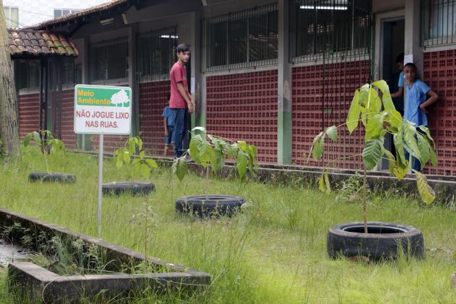 A aula de educação ambiental é diferente na Escola Estadual de Ensino Infantil e Fundamental Professora Esther Bandeira Gomes, no bairro da Sacramenta, em Belém. Alunos do ensino fundamental aprendem de forma interativa, prática e divertida as questões ligadas ao meio ambiente desde que o Projeto Complexo Bolonha chegou à escola, há três anos. A iniciativa realizada pela Companhia de Saneamento do Pará (Cosanpa), em parceria com a Caixa Econômica Federal, leva ações socioeducativas para instituições de ensino públicas em áreas beneficiadas com obras de ampliação do sistema de tratamento de água, na Região Metropolitana de Belém.

FOTO: JADER PAES / AG. PARÁ
DATA:25.02,2019
BELÉM - PARÁ <div class='credito_fotos'>Foto: JADER PAES / AGÊNCIA PA   |   <a href='/midias/2019/originais/dfe51d83-8fcb-4e19-b7dc-d56a8a9eda9e.jpg' download><i class='fa-solid fa-download'></i> Download</a></div>