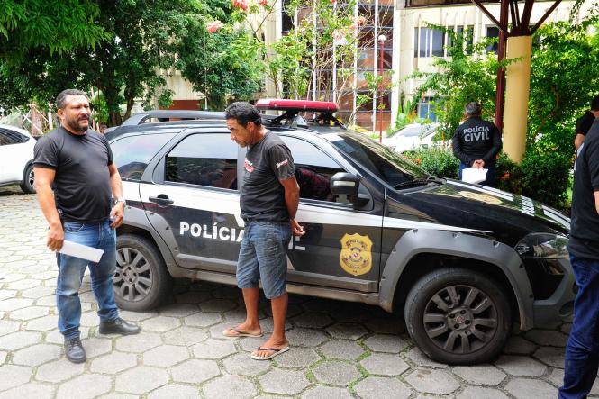 Em apenas um dia, 33 envolvidos em crimes foram presos pela Polícia Civil do Pará nesta sexta-feira (28), durante a Operação Hárpia, deflagrada na Região Metropolitana de Belém. No total, 120 policiais civis e militares saíram às ruas para cumprir mandados de prisão de foragidos de Justiça. No final da manhã, as informações sobre a operação foram repassadas em uma coletiva de imprensa, na sede da Delegacia-Geral de Polícia Civil. Presidida pelo delegado-geral Alberto Teixeira, a coletiva contou com a participação dos diretores de Polícia Metropolitana, delegado Marco Antônio Duarte; de Polícia Especializada, delegado Sérvulo Cabral; de Polícia do Interior, delegado José Humberto Melo, e da diretora de Atendimento a Grupos Vulneráveis, delegada Priscila Morgado.

FOTO: DIVULGAÇÃO POLICIA CIVIL
DATA: 28.02.2019
BELÉM - PARÁ <div class='credito_fotos'>Foto: Divulgação / Policia Civil - Pará   |   <a href='/midias/2019/originais/e02abcc7-53d1-4063-bc84-0173478318ef.jpg' download><i class='fa-solid fa-download'></i> Download</a></div>
