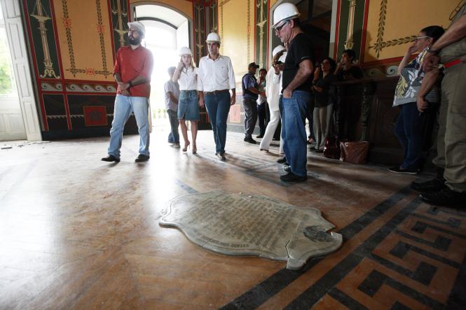 O Governo do Pará, por meio da Secretaria de Estado de Cultura (Secult), já autorizou abertura de processo para obra emergencial de restauro da parte estrutural do teto do Palácio Lauro Sodré, após o desabamento de parte do forro do Salão Histórico, nesta sexta-feira (25). Após o incidente no local, que abriga o Museu do Estado do Pará (MEP), também será iniciado um processo emergencial de revisão do sistema de prevenção e combate a incêndios de todos os prédios históricos sob a responsabilidade da Secult.

FOTO: FERNANDO ARAÚJO / AG. PARÁ
DATA: 25.01.2019
BELÉM - PARÁ <div class='credito_fotos'>Foto: Fernando Araújo/Ag. Pará   |   <a href='/midias/2019/originais/e02af504-7a38-4207-8de1-12303c31a1a2.jpg' download><i class='fa-solid fa-download'></i> Download</a></div>