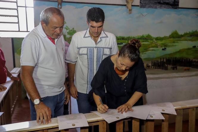 Depois de passar por Salvaterra e Soure, no Marajó, o governador Helder Barbalho foi até o município de Cachoeira do Arari, onde ocorria, neste domingo (20), a festividade de São Sebastião, considerado como o padroeiro dos vaqueiros do Marajó. No local, o governador visitou, acompanhado pelo prefeito Jaime Barbosa, secretários de Estado e deputados estaduais e federais, o Museu do Marajó, fechado para o público desde dezembro do ano passado por conta de problemas apontados pelo Corpo de Bombeiros. Lá, o chefe do Executivo Estadual assinou um protocolo de intenções com a prefeitura municipal e a presidência do Museu do Marajó, para viabilizar a adequação e recuperação do imóvel que abriga a instituição.

FOTO: MARCO SANTOS/AGÊNCIA PARÁ
DATA; 20.01.2019
CACHOEIRA DO ARARI - PARÁ <div class='credito_fotos'>Foto: Marco Santos / Ag. Pará   |   <a href='/midias/2019/originais/e0706662-eebe-43bd-adf6-a5453599cf05.jpg' download><i class='fa-solid fa-download'></i> Download</a></div>