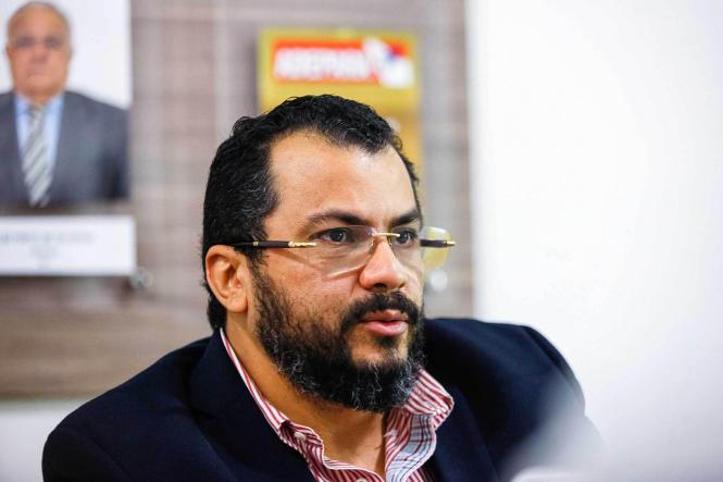 Os avanços para a erradicação da mosca da carambola foram apresentados pelo diretor geral Agência de Defesa Agropecuária do Pará (Adepará), Lucivaldo Moreira Lima, a representantes do Ministério da Agricultura, Pecuária e Abastecimento (Mapa) nesta terça-feira, 26. Na ocasião, Lima informou que a praga está controlada em território estadual e que a determinação da atual gestão é não medir esforços para o cumprimento do prazo determinado pelo governo federal – dia 31 de março – para a erradicação da mosca da carambola, que apesar do nome, afeta pelo menos 30 variedades de frutas, prejudicando a comercialização e, principalmente, a exportação. A força tarefa visa manter o estado como área livre para as duas atividades.

FOTO: MAYCON NUNES / AGÊNCIA PARÁ
DATA: 26.02.2019
BELÉM - PA <div class='credito_fotos'>Foto: Maycon Nunes / Ag. Pará   |   <a href='/midias/2019/originais/e080347c-ef40-4ab2-a818-9fd6ee974a62.jpg' download><i class='fa-solid fa-download'></i> Download</a></div>