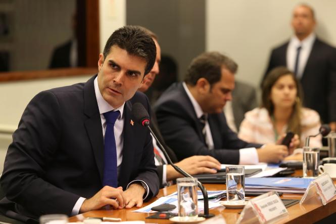 Em Brasília (DF) para cumprir extensa agenda de trabalho com representantes do Governo Federal, o governador do Pará, Helder Barbalho, voltou a insistir na urgência de uma definição sobre a regulamentação das compensações para as perdas causadas pela Lei Kandir. 

FOTO: JAILSON SAM / DIVULGAÇÃO
DATA: 09.04.2019
BRASÍLIA - DF <div class='credito_fotos'>Foto: Jailson Sam / Divulgação   |   <a href='/midias/2019/originais/e08c8bf8-ac4f-4c74-9143-11e1b050d284.jpg' download><i class='fa-solid fa-download'></i> Download</a></div>