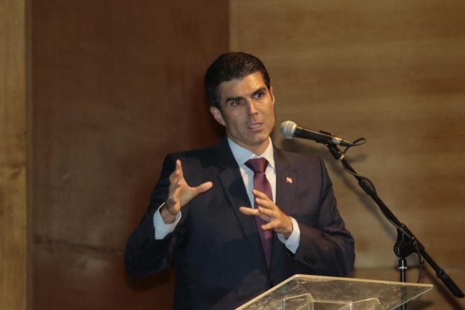 Durante a próxima missão do Programa Governo por Todo o Pará, que percorre Marabá e região entre os dias 2 e 5 de abril, será publicado o decreto permitindo a isenção de ICMS em 17% para a operação de ferro-gusa. A medida, que deve promover a abertura de 7 a 10 mil empregos imediatos, foi anunciada por Helder Barbalho durante o lançamento da 9ª edição do Anuário do Pará, na noite desta segunda-feira, 25, no teatro Maria Sylvia Nunes da Estação das Docas. 

FOTO: RICARDO AMANAJÁS / AGÊNCIA PARÁ
DATA: 26.03.2019
BELÉM - PARÁ <div class='credito_fotos'>Foto: Ricardo Amanajás / Ag. Pará   |   <a href='/midias/2019/originais/e0aa853e-e458-4759-9c5d-cdd9db6c203e.jpg' download><i class='fa-solid fa-download'></i> Download</a></div>