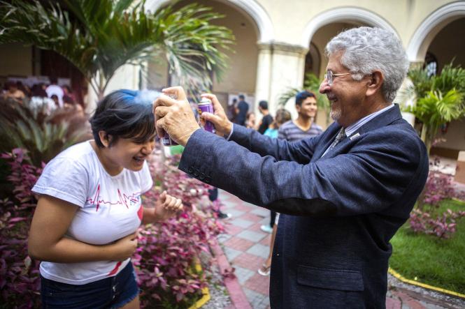 Em meio a batucadas, cores e brilhos, ficaram conhecidos os 3.650 aprovados no Processo Seletivo (Prosel) 2019 da Universidade do Estado do Pará (Uepa), na manhã desta sexta (25). No pátio da Reitoria, candidatos, pais, amigos e professores aguardavam ansiosos, junto às emissoras de rádio que fazem a leitura dos nomes.

FOTO: NAILANA THIELY / ASCOM UEPA
DATA: 25.01.2019
BELÉM - PARÁ <div class='credito_fotos'>Foto: Fernando Araújo/Ag. Pará   |   <a href='/midias/2019/originais/e0d4c01e-6f7b-436a-bf28-682f25600b73.jpg' download><i class='fa-solid fa-download'></i> Download</a></div>