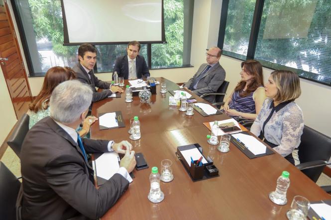 Na manhã desta segunda-feira (08), o governador do Estado, Helder Barbalho, esteve na sede do Tribunal de Contas do Estado para fazer um pedido de criação de grupo de trabalho para contratação e construção da ponte do Moju que foi derrubada no último sábado. Na ocasião Helder também participou de um encontro com cerca de 150 técnicos do TCE e MPCE, incluindo conselheiros e procuradores, onde tratou sobre os projetos do Governo para os próximos quatro anos.

FOTO: MARCO SANTOS / AGÊNCIA PARÁ
DATA: 08.04.2019
BELÉM - PA <div class='credito_fotos'>Foto: Marco Santos / Ag. Pará   |   <a href='/midias/2019/originais/e0df4c2e-651f-4395-8da2-eaf9a30ce142.jpg' download><i class='fa-solid fa-download'></i> Download</a></div>