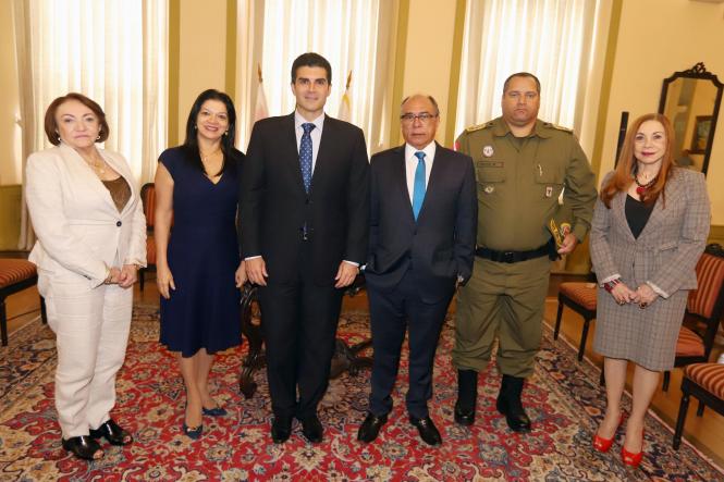 O governador do Estado, Helder Barbalho, e o comandante geral da Polícia Militar, coronel Dilson Júnior, receberam, no início da tarde desta segunda-feira (18), na sede do Tribunal de Justiça do Pará (TJPA), 110 policiais militares que estavam na reserva da corporação e, que, a partir de agora, foram reconvocados e ficarão à disposição do Judiciário.

FOTO: MARCO SANTOS / AGÊNCIA PARÁ
DATA: 18.02.2019
BELÉM - PA <div class='credito_fotos'>Foto: Marco Santos / Ag. Pará   |   <a href='/midias/2019/originais/e1065900-1a29-42bd-b910-861bda7aafe5.jpg' download><i class='fa-solid fa-download'></i> Download</a></div>
