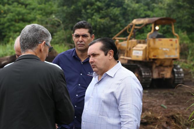 O secretário de Estado de Transportes, Pádua Andrade, vistoriou nesta quinta-feira, 1º de fevereiro,  as obras de infraestrutura do pátio de triagem de caminhões, que está em obras no Km 10,5 da BR 316. O local servirá de estacionamento para caminhões, que chegarem a partir de hoje à cidade, nos horários restritos para circulação no corredor das obras de requalificação da BR 316. O pátio de triagem, que está sendo construído no terreno, que abrigava a antiga fábrica Inca, ficará pronto em 60 dias.

FOTO: WAGNER SANTANA / AGÊNCIA PARÁ
DATA: 01.02.2019
BELÉM - PARÁ <div class='credito_fotos'>Foto: Wagner Santana / Ag. Pará   |   <a href='/midias/2019/originais/e10d7726-f7c7-4ce2-a04f-047ea3631c4f.jpg' download><i class='fa-solid fa-download'></i> Download</a></div>