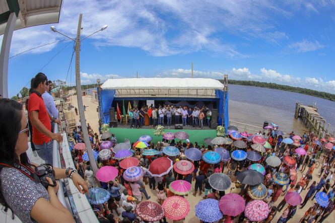 A população do município de Viseu, no nordeste do Pará, já dispõe de todos os benefícios de uma feira nova. Neste sábado (09), o governador do Pará, Helder Barbalho, esteve na sede municipal participando da inauguração da obra de ampliação da Feira Municipal Ramiro Azevedo Viana, executada com recursos liberados pelo Ministério da Integração Nacional, quando Helder Barbalho era o titular da pasta.


FOTO: MARCO SANTOS / AGÊNCIA PARÁ
DATA: 09.03.2019
VISEU - PARÁ <div class='credito_fotos'>Foto: Marco Santos / Ag. Pará   |   <a href='/midias/2019/originais/e143972e-eea4-433e-a2f8-c7e551a1ea87.jpg' download><i class='fa-solid fa-download'></i> Download</a></div>