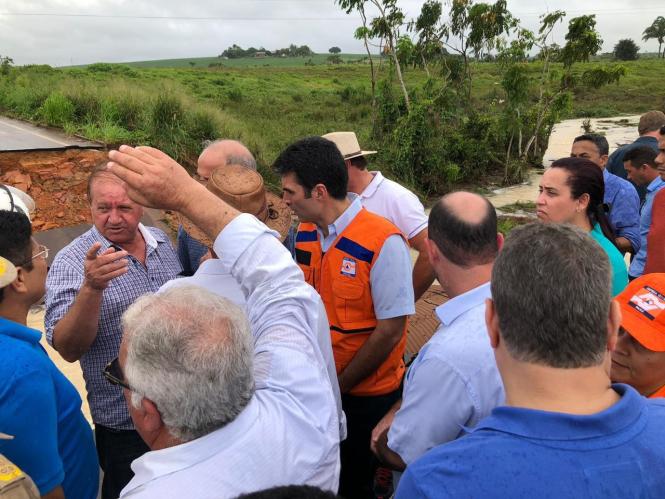 O governador do Estado, Helder Barbalho, e o vice-governador, Lúcio Vale, estão neste momento em Paragominas, no sudeste paraense, onde fazem um sobrevoo para verificar, in loco, a situação do município, que foi atingido por uma chuva que durou cerca de seis horas na madrugada de sábado (23). Vários pontos da cidade ficaram submersos.

FOTO: NATÁLIA MELLO
DATA: 24.03.2019
PARAGOMINAS - PARÁ <div class='credito_fotos'>Foto: NATÁLIA MELLO / SECOM   |   <a href='/midias/2019/originais/e14cd346-4370-4a3d-aac0-b9823f1674e2.jpg' download><i class='fa-solid fa-download'></i> Download</a></div>