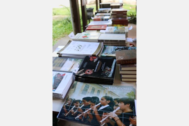 Cerca de 100 livros publicados pela Imprensa Oficial do Estado do Pará (Ioepa) foram colocados à venda em um estande montado no corredor do Centro de Ciências Sociais e Educação (CCSE), da Universidade do Estado do Pará (Uepa), localizada no bairro do Telégrafo, em Belém. A primeira ação literária da Ioepa, com o intuito de divulgar a editora pública, que está em processo de formalização, atraiu a atenção de estudantes, técnicos, professores universitários e de outros profissionais que passavam pela instituição.

FOTO: EDUARDO ROSAS / ASCOM IOE
DATA: 09.05.2019
BELÉM - PARÁ <div class='credito_fotos'>Foto: EDUARDO ROSAS / ASCOM IOE   |   <a href='/midias/2019/originais/e1953093-0b90-48c1-b5ad-efa23567c910.jpg' download><i class='fa-solid fa-download'></i> Download</a></div>