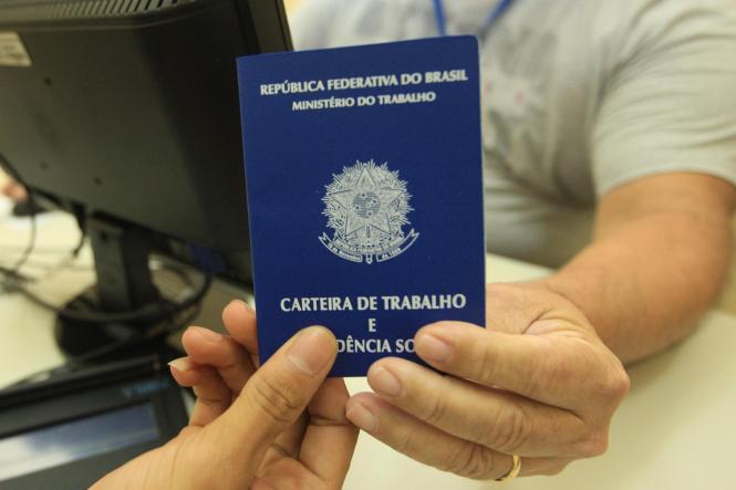 Os moradores do oeste paraense vão contar com a emissão gratuita de Carteira de Trabalho (CTPS) a partir do mês de abril e já podem ter acesso ao documento de identidade em tempo real a partir desta segunda-feira (25), conforme anunciou o titular da Secretaria de Estado de Justiça e Direitos Humanos, Rogério Barra, durante a realização do Programa Governo Por Todo o Pará, realizado de 20 a 23 deste mês em Santarém.

FOTO: ARQUIVO / AGÊNCIA PARÁ
DATA: 25.03.2019
BELÉM - PA <div class='credito_fotos'>Foto: Arquivo Agência Pará   |   <a href='/midias/2019/originais/e19d8a41-7d77-4ca2-8a14-10cce58cb006.jpg' download><i class='fa-solid fa-download'></i> Download</a></div>