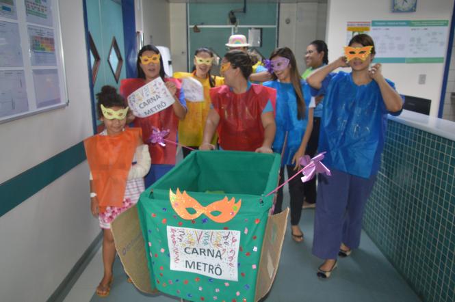 	Carna Metrô anima pacientes internados no Hospital Metropolitano.

FOTO: ASCOM / DIVULGAÇÃO
DATA: 04.03.2019
BELÉM - PARÁ <div class='credito_fotos'>Foto: ASCOM / HMIB   |   <a href='/midias/2019/originais/e1a4feb3-71b9-4d2d-b01e-811824bec27c.jpg' download><i class='fa-solid fa-download'></i> Download</a></div>