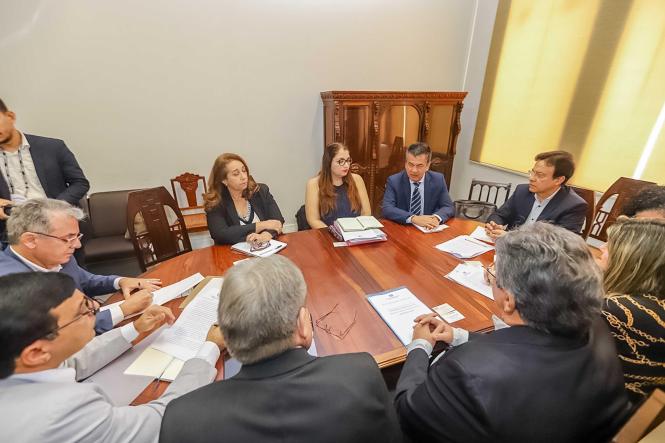 A implantação do consórcio entre os gestores dos estados que compõe a Amazônia Legal e a importância do meio ambiente para economia e sociedade foram alguns dos principais assuntos tratados durante a reunião ordinária de organização do Fórum de Governadores da Amazônia legal. O encontro foi realizado hoje (01), no Palácio dos Despachos, em Belém e contou com a participação de representantes do Estado do Pará, como Mauro O'de Almeida - titular da Secretaria estadual de Meio Ambiente e Sustentabilidade (Semas), Iran lima – secretário de Desenvolvimento Econômico, Mineração e Energia (Sedeme), Hana Ghassan- secretaria de Estado de Planejamento, além de representante do governo do Amapá e da Força Tarefa de Governadores para o Clima e Floresta (GCF)

FOTO: MARCO SANTOS / AGÊNCIA PARÁ
DATA: 01.03.2019
BELÉM - PA <div class='credito_fotos'>Foto: Marco Santos / Ag. Pará   |   <a href='/midias/2019/originais/e1a6a8cc-9968-4117-8547-1c22058afff6.jpg' download><i class='fa-solid fa-download'></i> Download</a></div>