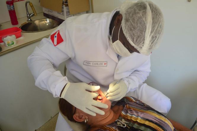 Após sete anos sem documento de identidade, Alice Valente, de 22 anos, aproveitou a ação de cidadania, prevenção e segurança realizada pela Secretaria de Estado de Segurança Pública e Defesa Social (Segup) por meio da Diretoria de Prevenção Social da Violência e Criminalidade (Diprev), para tirar o novo documento. Sem o RG ela conta que teve muitas dificuldades. “Eu não consegui abrir conta em banco, alguns atendimentos eu não conseguia, pois não aceitavam minha carteira de trabalho e agora vai melhorar muito. Eu já vinha tentando tirar meu RG até em outros bairros mais longe e não tive sucesso, até porque com a gestação fiquei sem tempo”, afirmou Alice que também recebeu atendimento pediátrico para a filha. A ação (foto) visa garantir serviços para a população e o diálogo junto aos órgãos de Segurança. O encontro oportuniza, ainda, o debate dos problemas que rondam as comunidades, assim como traçar medidas de prevenção, a fim de reduzir a criminalidade.

FOTO: ELIELSON MODESTO / ASCOM SEGUP
DATA: 05.01.2019
 <div class='credito_fotos'>Foto: Elielson Modesto / Ascom Segup   |   <a href='/midias/2019/originais/e1b34eab-d53b-4565-932f-142722b14164.jpg' download><i class='fa-solid fa-download'></i> Download</a></div>