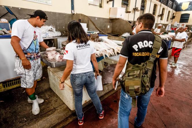 Uma equipe de fiscais do Procon do Pará esteve nesta terça-feira (16), desde às 8h30, no mercado de peixe do Ver-o-Peso, realizando ações de fiscalização dentro da Operação Páscoa 2019. O trabalho realizado pela Diretoria de Proteção e Defesa do Consumidor do Pará, vinculada à Secretaria de Estado de Justiça e Direitos Humanos (Sejudh), busca identificar e inibir abusos na comercialização de pescado e outros produtos muito procurados nesta época do ano.

FOTO: FERNANDO ARAÚJO / AGÊNCIA PARÁ
DATA: 16.04.2019
BELÉM - PARÁ <div class='credito_fotos'>Foto: Fernando Araújo/Ag. Pará   |   <a href='/midias/2019/originais/e20bf4a1-cf9c-4cfb-a946-d492fde9328b.jpg' download><i class='fa-solid fa-download'></i> Download</a></div>