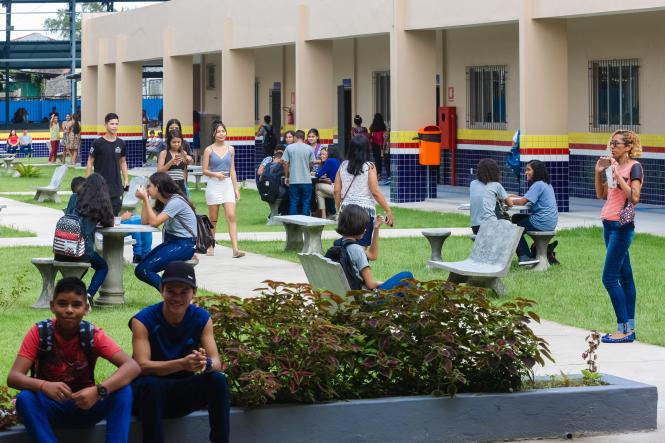 O Governo do Estado, por meio da Secretaria de Estado de Educação (Seduc), entregou mais uma escola totalmente reformada e ampliada para melhor comodidade de professores e alunos. Com mais de 1 mil alunos matriculados nos três turnos, a Escola Estadual de Ensino Fundamental e Médio Jarbas Passarinho, em Belém, iniciou o ano letivo com a entrega da obra de reforma e ampliação de todo o complexo da instituição. A reinauguração do espaço aconteceu na manhã de hoje, 21, com a presença do governador Helder Barbalho, do vice-governador Lúcio Vale, da secretária de educação, professora Leila Freire e de diversas autoridades.

FOTO: WAGNER SANTANA AGÊNCIA / PARÁ
DATA: 21.02.2019
BELÉM - PA <div class='credito_fotos'>Foto: Wagner Santana / Ag. Pará   |   <a href='/midias/2019/originais/e20f8aa9-48be-45cf-9e10-f58db982b768.jpg' download><i class='fa-solid fa-download'></i> Download</a></div>