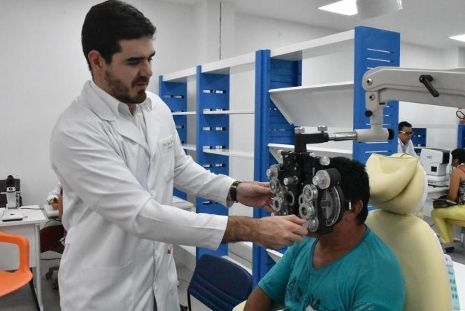 O mutirão para atendimento de pessoas com deficiência visual, promovido pelo Centro Integrado de Inclusão e Reabilitação (CIIR), em parceria com a Secretaria de Estado de Saúde Pública (Sespa), superou a meta de atendimento, que era de 180 pessoas, e registrou 220 atendimentos em apenas dois dias.

“Meu irmão soube do atendimento gratuito pela imprensa e me avisou. Cheguei aqui bem cedo, passei pela consulta médica, fiz exames e agora vou aguardar os resultados e, se for o caso, prosseguir tratamento por aqui mesmo”, disse o auxiliar de serviços gerais, Eugênio Carlos Moreira Barros, 52

FOTO: DIVULGAÇÃO
DATA: 22.02.2019
BELÉM - PARÁ <div class='credito_fotos'>Foto: Divulgação   |   <a href='/midias/2019/originais/e239d4cf-30d6-48cb-9ff5-bb6fe28d4ff1.jpg' download><i class='fa-solid fa-download'></i> Download</a></div>