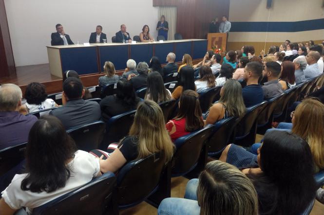 O vice-governador Lúcio Vale, esteve nesta terça-feira (15), na Fundação Pública Hospital de Clínicas Gaspar Vianna, onde participou da posse do novo Diretor-Presidente da instituição, o dermatologista dr. Miguel Saraty. O evento aconteceu no auditório da instituição, na presença de servidores da instituição, além de autoridades do Legislativo e de ex-gestores do hospital.

FOTO: ASCOM HC
DATA: 15.01.2019
BELÉM - PARÁ <div class='credito_fotos'>Foto: Ascom HC   |   <a href='/midias/2019/originais/e26a87eb-74ef-4b6e-be15-0639b23008a7.jpg' download><i class='fa-solid fa-download'></i> Download</a></div>