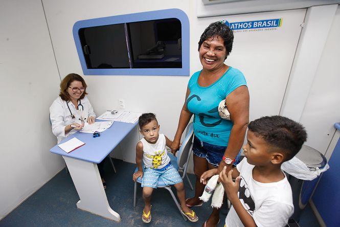 Um dos bairros mais populosos de Ananindeua, o Distrito Industrial recebeu, na manhã deste sábado (27), o Ação Cidadania, projeto promovido pelo governo do Estado, por meio da Fundação Parápaz. Os serviços nas áreas de saúde, assistência e cidadania, que caracterizam a iniciativa, foram ofertados na Escola Estadual de Ensino Fundamental e Médio Dr. Antônio Teixeira Gueiros.
Na foto  pediatra Maria Niedja Cunha, Rosinete Ferreira, Nícolas Kauan, de 7 anos, e Marcos Vinicius, de 3 anos.

FOTO: WAGNER SANTANA / AGENCIA PA
DATA: 27.04.2019
ANANINDEUA - PA <div class='credito_fotos'>Foto: Wagner Santana / Ag. Pará   |   <a href='/midias/2019/originais/e2771fe1-5768-49e2-a5fa-1d0a13018395.jpg' download><i class='fa-solid fa-download'></i> Download</a></div>