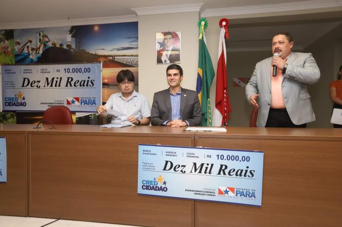 O governador do Estado, Helder Barbalho, entregou, na tarde desta terça-feira (16), no auditório da Casa Civil, em Belém, 53 microcréditos para mulheres empreendedoras ligadas a instituições como Associação dos Vendedores Artesanais de Açaí de Belém (Avabel) e Associação de Esposas e Familiares de Praças do Pará, um investimento de mais de R$ 268 mil do Governo do Estado, o que vai gerar mais de 100 postos de trabalho.

FOTO: MARCO SANTOS / AGÊNCIA PARÁ
DATA: 16.04.2019
BELÉM - PARÁ <div class='credito_fotos'>Foto: Marco Santos / Ag. Pará   |   <a href='/midias/2019/originais/e286724b-9575-4ed1-a76e-2dcfe639139b.jpg' download><i class='fa-solid fa-download'></i> Download</a></div>