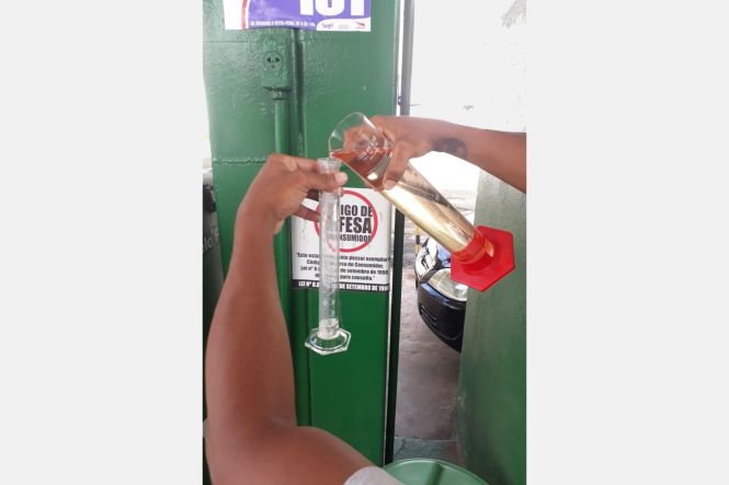 Agentes de fiscalização do Procon do Pará e da Agência Nacional de Petróleo (ANP) estiveram, na quarta-feira (17), em posto de gasolina localizado na Avenida Mário Covas, que possivelmente estaria comercializando combustível adulterado. A operação ocorreu após um consumidor divulgar, nas redes sociais, um vídeo afirmando que o combustível que havia comprado no local estaria adulterado.

FOTO: DIVULGAÇÃO
DATA: 18.04.2019
BELÉM  - PARÁ <div class='credito_fotos'>Foto: Divulgação   |   <a href='/midias/2019/originais/e2b767e5-2453-4802-bd03-b16efabca246.jpg' download><i class='fa-solid fa-download'></i> Download</a></div>