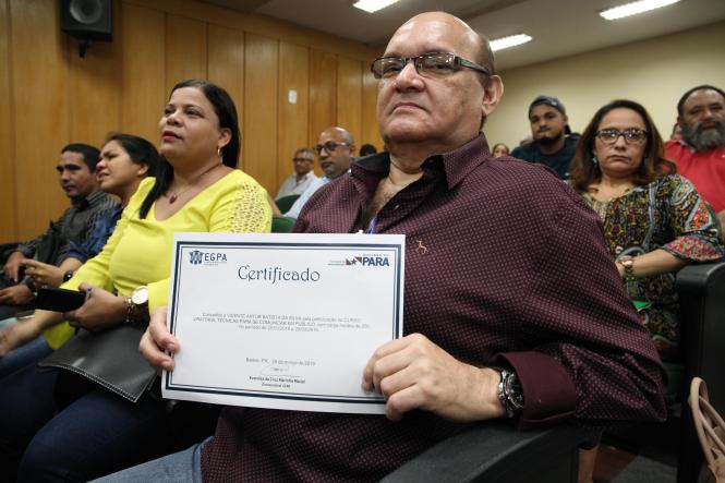 A Escola de Governança do Pará (EGPA) certificou, nesta sexta-feira (29), 114 servidores públicos municipais e estaduais pela participação em três cursos ofertados pelo órgão no período de 25 a 29 de março. A entrega dos documentos de conclusão da qualificação foi feita em cerimônia realizada na sede do órgão, em Belém.

FOTO: WAGNER SANTANA / AGÊNCIA PARÁ
DATA: 29.03.2019
BELÉM - PA <div class='credito_fotos'>Foto: Wagner Santana / Ag. Pará   |   <a href='/midias/2019/originais/e2c92d08-ff97-4bda-8567-e236983c471a.jpg' download><i class='fa-solid fa-download'></i> Download</a></div>