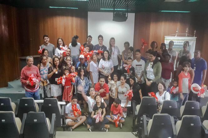 Nesta quarta-feira (17), a Fundação Centro de Hemoterapia e Hematologia (Hemopa) promoveu evento de educação em saúde comemorativo ao Dia Mundial da Hemofilia com o tema “Conscientização: o primeiro passo para o cuidado”. O evento aconteceu de 8h30 às 12h, no auditório da sede do Hemocentro, em Belém, onde os pacientes e familiares foram acolhidos pela equipe multidisciplinar.

FOTO: DIVULGAÇÃO
DATA: 17.04.2019
BELÉM - PARÁ <div class='credito_fotos'>Foto: Divulgação   |   <a href='/midias/2019/originais/e2e3fb23-5aba-4e92-baea-596e83a8f05e.jpg' download><i class='fa-solid fa-download'></i> Download</a></div>