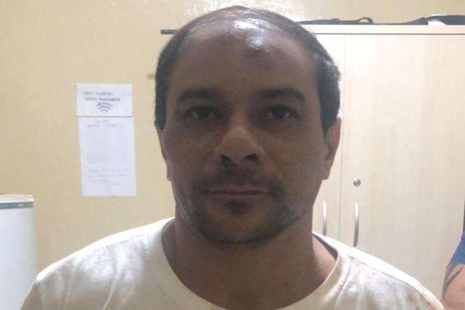 A Polícia Civil do Pará prendeu, na segunda-feira (25), Rodrigo Costa da Umgria, de apelido "Neguinho Metralha", e Francisco Alves dos Santos, conhecido por "Chicó", envolvidos no assalto a banco ocorrido no último dia 18, em Rio Maria (PA). As prisões foram realizadas, em Redenção, por policiais civis da Delegacia de Repressão a Roubos a Bancos e Antissequestro (DRRBA) da Divisão de Repressão ao Crime Organizado (DRCO), do Núcleo de Apoio à Investigação (NAI) de Redenção e da Superintendência Regional do Araguaia Paraense.

FOTO: ASCOM / POLICIA CIVIL
DATA: 26.03.2019
BELÉM - PARÁ

 <div class='credito_fotos'>Foto: Ascom / Policia Civil   |   <a href='/midias/2019/originais/e313959e-494b-41fe-9e9f-d9b24276e1e4.jpg' download><i class='fa-solid fa-download'></i> Download</a></div>