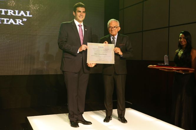Homenageado com a medalha do Mérito Industrial Simão Miguel Bitar durante a abertura da 14ª edição da Feira da Indústria do Pará (Fipa), nesta quarta-feira (15), no Hangar - Centro de Convenções, o governador Helder Barbalho anunciou, à ocasião, ações que devem modificar o cenário econômico do Estado a longo prazo. 

FOTO: MARCELO SEABRA/ AG. PARÁ
DATA: 15.05.2019
BELÉM - PARÁ <div class='credito_fotos'>Foto: Marcelo Seabra / Ag. Pará   |   <a href='/midias/2019/originais/e33cd39c-9ea6-45a4-9eac-e1996a73f66c.jpg' download><i class='fa-solid fa-download'></i> Download</a></div>