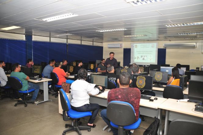A Academia da Polícia Civil (Acadepol) deu início, nesta quarta-feira (15), ao Curso de Técnicas Policiais Envolvendo Comunicações Telefônicas, na sala do Telecentro, na Delegacia-Geral, em Belém. Ao todo, 23 policiais civis, lotados em Delegacias vinculadas às Diretorias Operacionais da capital e interior do Estado, e Corregedoria da Polícia Civil, irão participar do treinamento previsto para encerrar na próxima sexta-feira (17). 

FOTO: ASCOM / POLÍCIA CIVIL
DATA: 15.05.2019
BELÉM - PARÁ <div class='credito_fotos'>Foto: Ascom / Policia Civil   |   <a href='/midias/2019/originais/e366a180-0087-4a78-91f7-141d0f9951fd.jpg' download><i class='fa-solid fa-download'></i> Download</a></div>