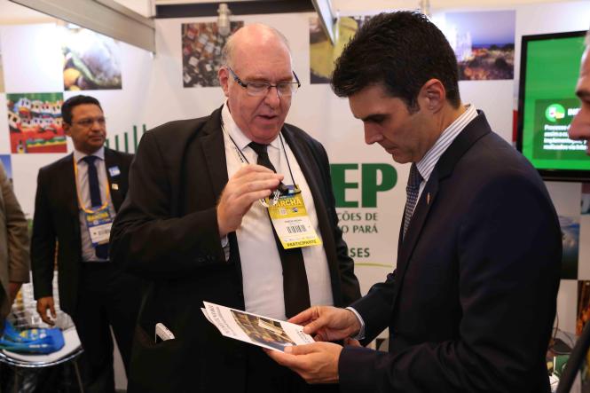 O governador Helder Barbalho participou nesta quarta-feira (10), em Brasília (DF), da programação da XXII Marcha a Brasília em Defesa dos Municípios, que reúne gestores de todo o País durante esta semana. Helder Barbalho também visitou o estande da Federação das Associações de Municípios do Estado do Pará (Famep).

FOTO: JAILSON SAM / DIVULGAÇÃO
DATA: 10.04.2019
BRASÍLIA - DF <div class='credito_fotos'>Foto: Jailson Sam / Divulgação   |   <a href='/midias/2019/originais/e3a3df20-5d36-4b7c-8207-4d0ce6d802ef.jpg' download><i class='fa-solid fa-download'></i> Download</a></div>