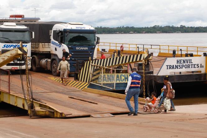 O governo do Estado, juntamente com os órgãos responsáveis, vêm discutindo medidas e realizando ações para diminuir os transtornos causados pelo fechamento da PA-483, após a queda de parte da ponte do Rio Moju, na Alça Viária, no último sábado (6). As ações buscam, principalmente, segurança e diminuição no tempo de espera, já que o fluxo de veículos e passageiros nos portos de Belém aumentou expressivamente, em busca de transporte para travessia.

FOTO: WAGNES SANTANA / AGÊNCIA PARÁ
DATA: 10.04.2019
BELÉM - PARÁ <div class='credito_fotos'>Foto: Wagner Santana / Ag. Pará   |   <a href='/midias/2019/originais/e3a8c5e8-0bc5-4f06-bfa1-fd017fbbd02a.jpg' download><i class='fa-solid fa-download'></i> Download</a></div>