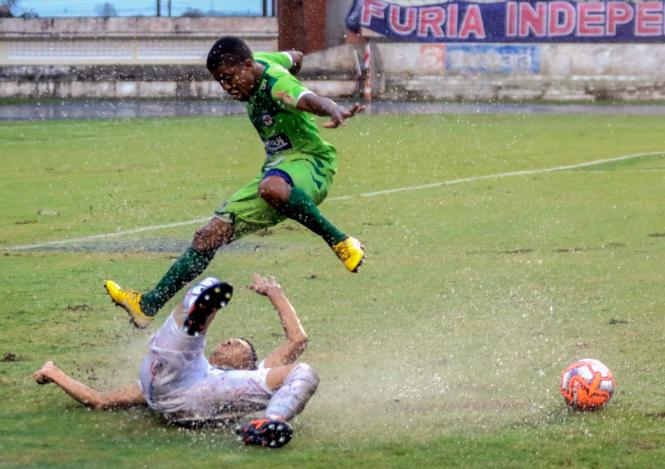 Mais de 10 mil pessoas fizeram a festa no primeiro jogo da final do Campeonato Paraense de 2019, o “Banparazão”. Mesmo com a chuva, a partida entre as equipes do Independente e do Clube do Remo foi um belo espetáculo para todos que compareceram ao Estádio Olímpico do Pará, o Mangueirão, neste domingo (14). O Galo Elétrico levou a melhor com o placar de 1 a 0.

FOTO: RICARDO AMANAJÁS / AGÊNCIA PARÁ
DATA: 15.04.2019
BELÉM - PARÁ <div class='credito_fotos'>Foto: Ricardo Amanajás / Ag. Pará   |   <a href='/midias/2019/originais/e3cc4c47-202e-4373-9fad-dfce40d4684a.jpg' download><i class='fa-solid fa-download'></i> Download</a></div>