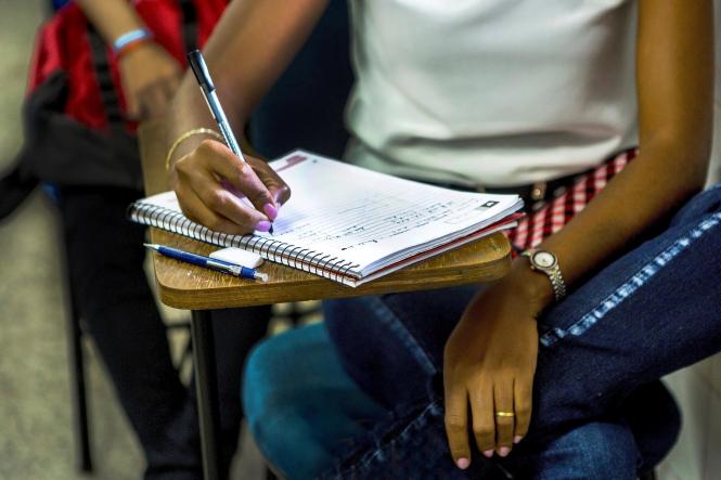 A Universidade do Estado do Pará (Uepa) abre, nesta terça-feira (19) até o dia 19 de abril de 2019, as inscrições do processo seletivo para o Programa de Apoio Socioeconômico – Subprograma Bolsa de Incentivo Acadêmico do Núcleo de Assistência Estudantil. O objetivo é oferecer auxílio financeiro de R$350 aos alunos regularmente matriculados nos cursos da Uepa da capital e do interior, e que estejam em situação desfavorável financeiramente, comprometendo sua permanência e inserção na dinâmica universitária de socialização e produção do conhecimento.
FOTO: NAILANA THIELY/ ASCOM UEPA
DATA: 19.03.19
BELÉM-PARÁ <div class='credito_fotos'>Foto: Nailana Thiely / Ascom Uepa   |   <a href='/midias/2019/originais/e3fe42a6-1880-4d7c-9638-f1b120254103.jpg' download><i class='fa-solid fa-download'></i> Download</a></div>