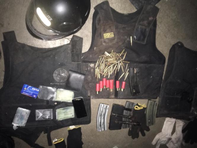 As polícias Civil e Militar apreenderam, em Redenção, na última sexta-feira (22), sudeste paraense, grande quantidade de explosivos, munições, coletes balísticos e três fuzis - dois de calibres 556 e um de calibre 762, usados no assalto a um banco ocorrido no município paraense de Rio Maria. Durante as diligências policiais, um homem suspeito de envolvimento com o grupo responsável pelo crime foi preso e um comparsa morreu após trocar tiros com policiais civis. Após o assalto à agência do Bradesco de Rio Maria, na madrugada da última segunda-feira (18), equipes policiais se deslocaram à região para realizar diligências para prender os integrantes do grupo. 

FOTO: ASCOM / POLICIA CIVIL
DATA: 24.03.2019
REDENÇÃO - PARÁ <div class='credito_fotos'>Foto: Ascom Polícia Civil   |   <a href='/midias/2019/originais/e4293c4f-76c6-4035-98b6-c5b9e315a10c.jpg' download><i class='fa-solid fa-download'></i> Download</a></div>