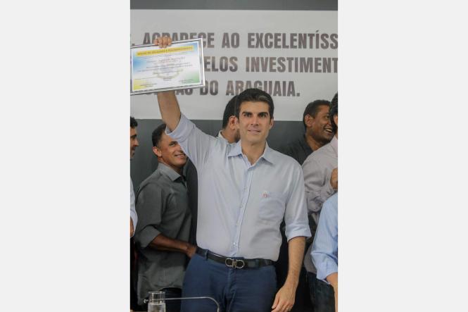 Conceição do Araguaia, no sul do Pará, recebeu, nesta sexta-feira (5), a comitiva do Governo por Todo o Pará, que, desde o último dia 2, está no sul e sudeste do Estado, levando obras e serviços aos moradores da região. Acompanhado de outras autoridades estaduais, municipais e de deputados, o governador Helder Barbalho chegou, no fim da manhã à cidade, para assinar a Ordem de Serviço que garante o início das obras de construção de 18 pontes de concreto no município.

FOTO: MARCO SANTOS / AGÊNCIA PARÁ
DATA: 05.04.2019
CONCEIÇÃO DO ARAGUAIA - PA <div class='credito_fotos'>Foto: Marco Santos / Ag. Pará   |   <a href='/midias/2019/originais/e430c0d3-03c3-4964-9983-5af26bc5f1b2.jpg' download><i class='fa-solid fa-download'></i> Download</a></div>